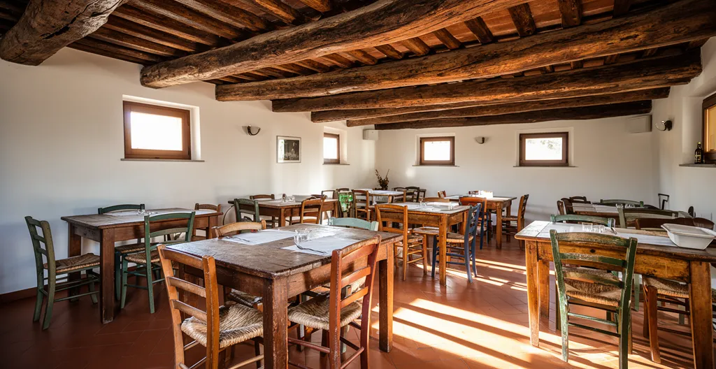 Interno accogliente di una trattoria italiana autentica con atmosfera rustica