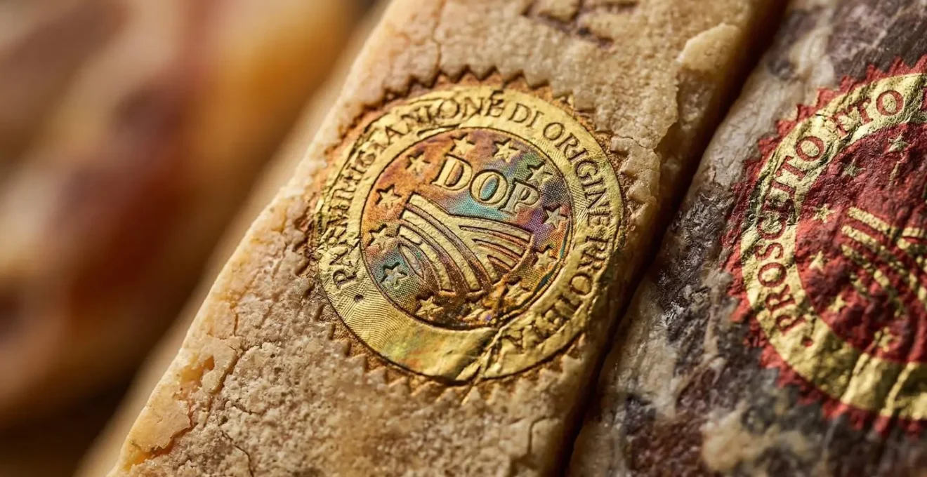 Dettaglio ravvicinato di bollini DOP e IGP su prodotti tipici italiani