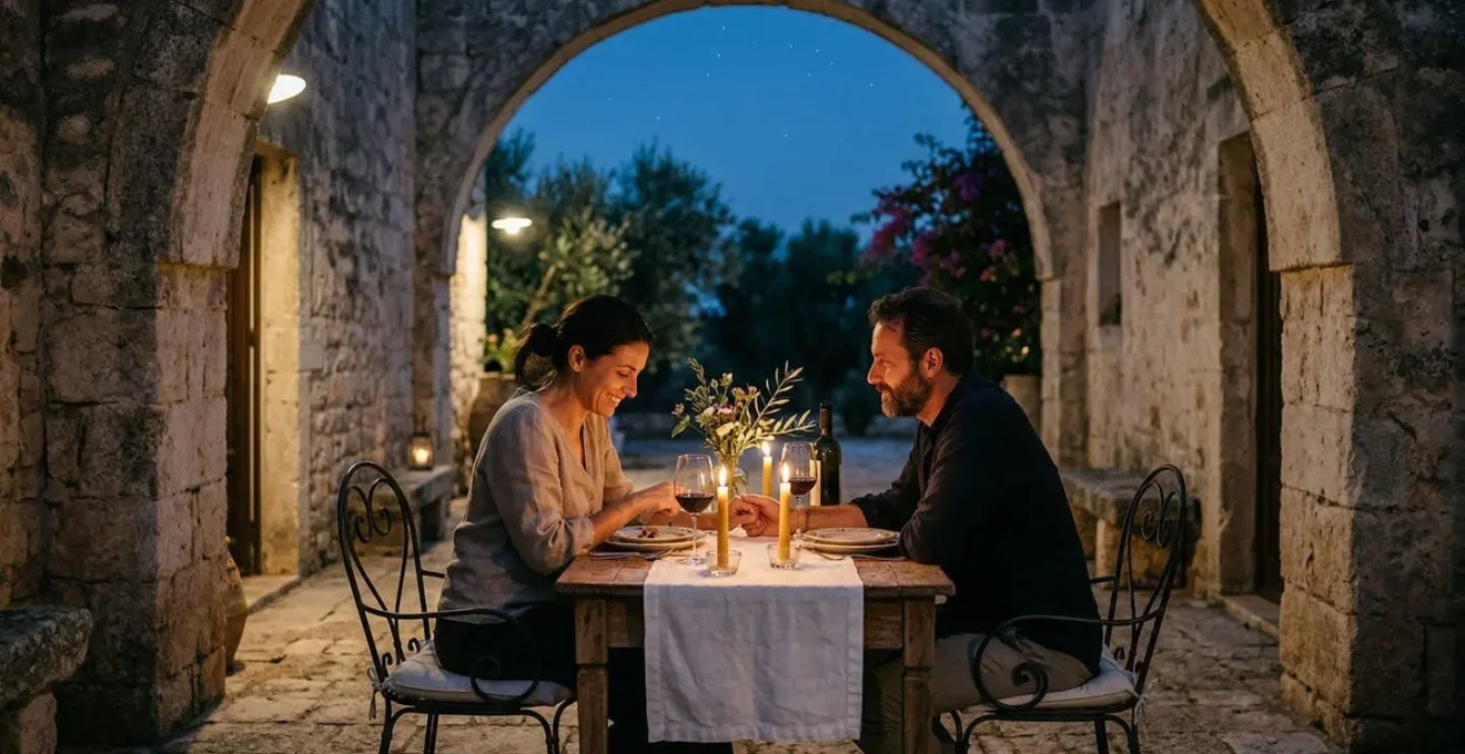 Cortile intimo di masseria con tavolo apparecchiato per cena privata